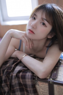 在客厅偷偷玩H